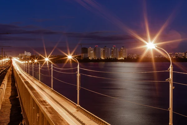 Nachtansicht von der Brücke über den See und weg von den Häusern — Stockfoto