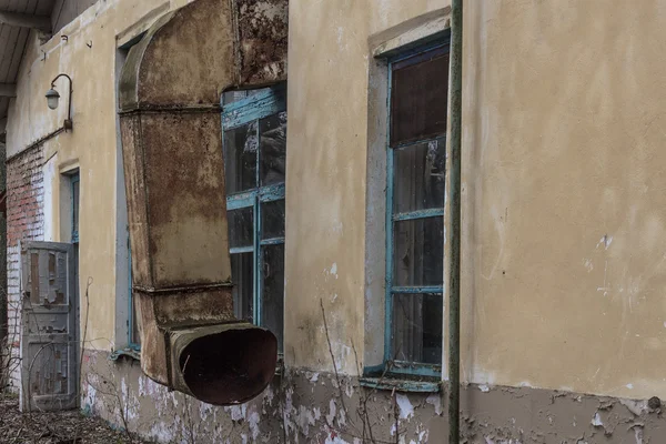 Edifício abandonado com as portas abertas e o tubo da cozinha — Fotografia de Stock