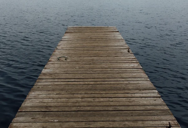 Alter Holzsteg an einem See — Stockfoto