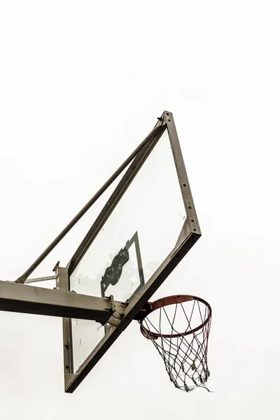 Street Basketballbrett vor hellem Himmel — Stockfoto