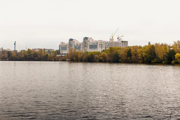 新しい家、貯水池からの眺め。ロシア、モスクワ、2016年 10 月 — ストック写真