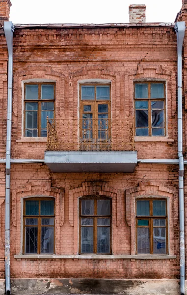 Fachada de la antigua casa de ladrillo rojo con balcón —  Fotos de Stock