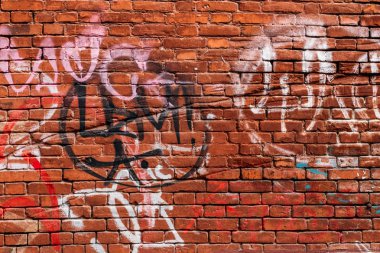 kırmızı tuğla duvar grafiti farklı renklerde ile