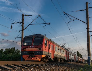 Mavi gökyüzüne karşı raylar üzerinde tren sürmek