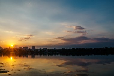 Gölde Yansıma ile güzel Cityscape günbatımı