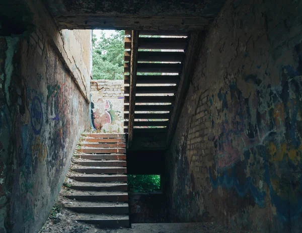 Escadaria em um prédio de tijolos abandonado destruído — Fotografia de Stock