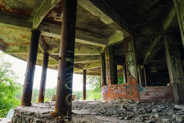 Balcon avec colonnes de bâtiment moderne abandonné — Photo