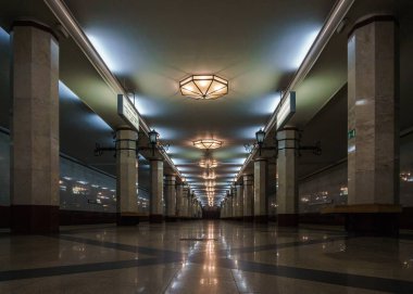 Metro İstasyonu'na sütunlarla. Underground. Simetri kavramı