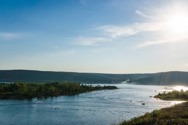 Parlak güneşin yansıyan nehir, peyzaj, yaz göğün.