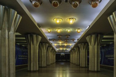 Metro İstasyonu'na sütunlarla. Underground. Simetri kavramı