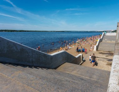 Yaz plaj büyük Beton merdiven ile nehir üzerinde