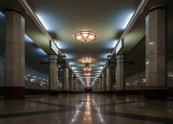 Estación de metro con columnas. Bajo tierra. Concepto de simetría — Foto de Stock