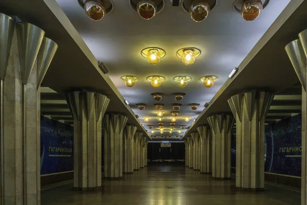 Estación de metro con columnas. Bajo tierra. Concepto de simetría — Foto de Stock