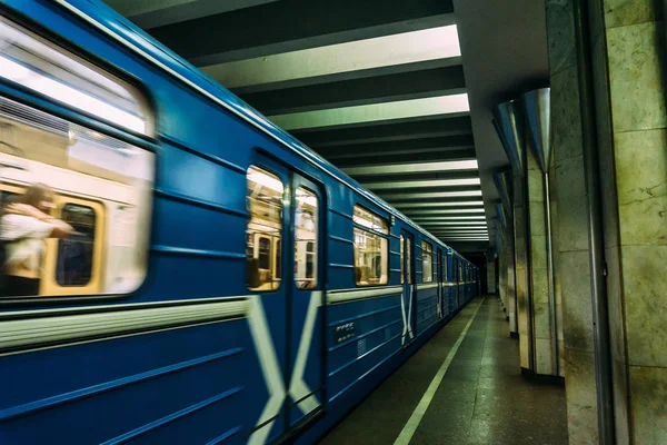 El metro llega a la estación. Desenfoque de movimiento. Transporte, metro — Foto de Stock