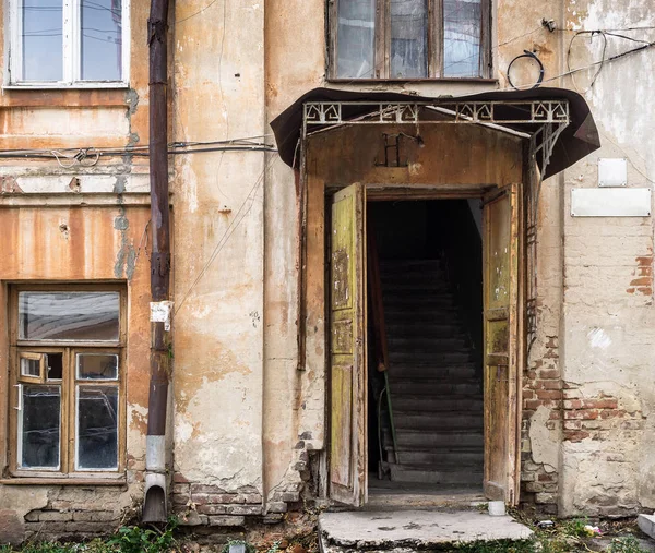 Sundurma eski ev, cephe, kapı, giriş, windows — Stok fotoğraf