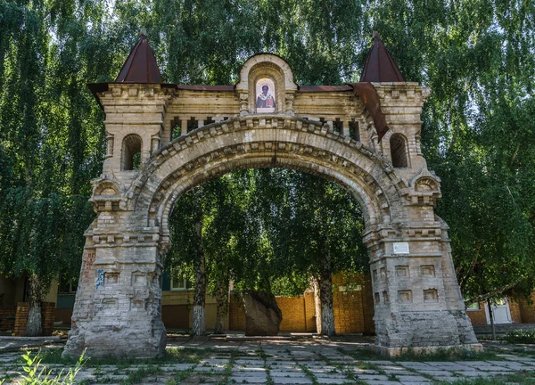 Atracción, monumento arquitectónico, Puerta del Monasterio de San Nicolás, Samara, Rusia — Foto de Stock