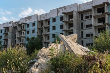 bitmemiş beş katlı terk edilmiş ev