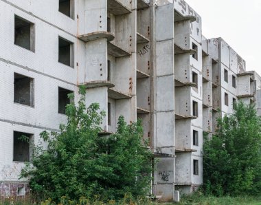 Terk edilmiş apartman, cephe, bitmemiş