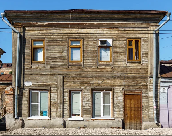Şehirdeki eski iki katlı ev ahşap ev — Stok fotoğraf