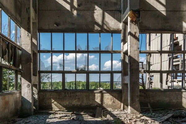 Belsejében egy elhagyott cementgyár törött ablakok, nyári napon — Stock Fotó