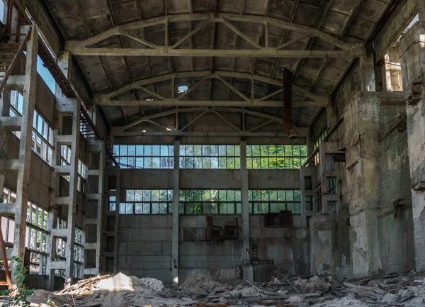 Fábrica de Cemento Edificio abandonado. Interior sucio y grande. Vista desde el interior . — Foto de Stock