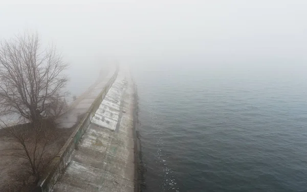 Jetée de barrage en béton dans la brume le jour d'automne — Photo