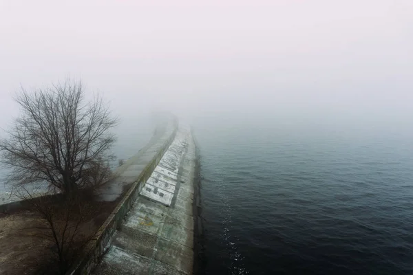 Пирс в тумане осенью — стоковое фото