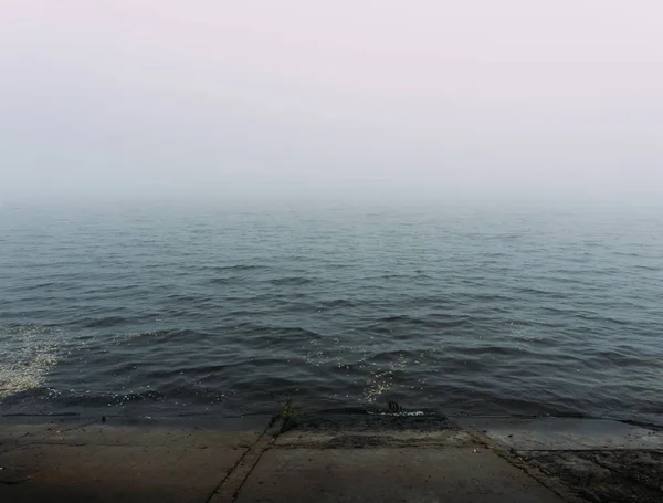 Mattina nebbia densa sul lago . — Foto Stock