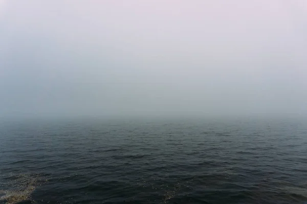 Niebla sobre el agua del lago en el día de otoño — Foto de Stock