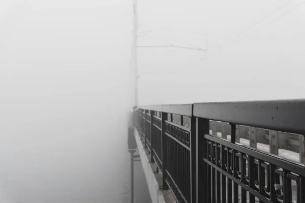 Geländer Brücke an einem nebligen Tag, Perspektive — Stockfoto