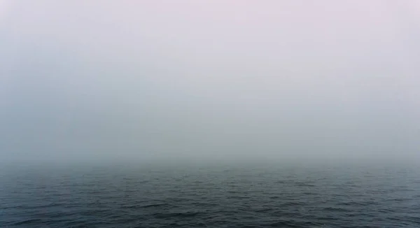 Niebla sobre el agua del lago en el día de otoño. Imagen de fondo abstracta — Foto de Stock