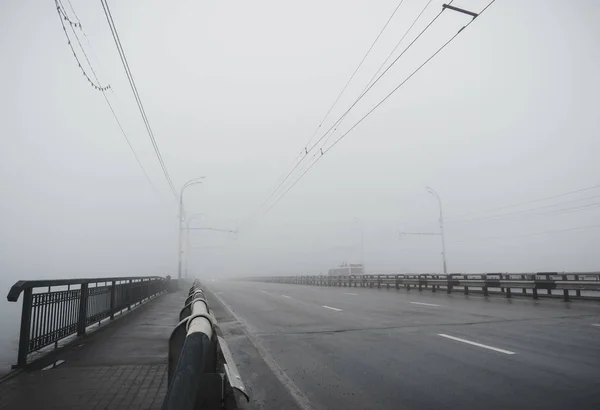 Urban bridge i dimmigt mulen dag — Stockfoto