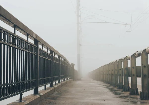 Pflaster der Brücke im Nebel, die Perspektive — Stockfoto