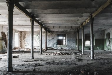 Endüstriyel Bina iç koyu renklerde terk edilmiş wharehouse