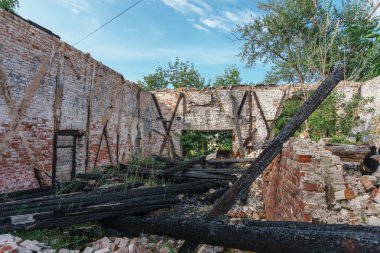 terk edilmiş depo harap bir çatı ve Samara kömürleşmiş ahşap günlükleri