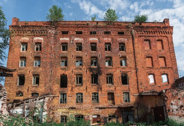 Velho tijolo abandonado fábrica em Samara — Fotografia de Stock