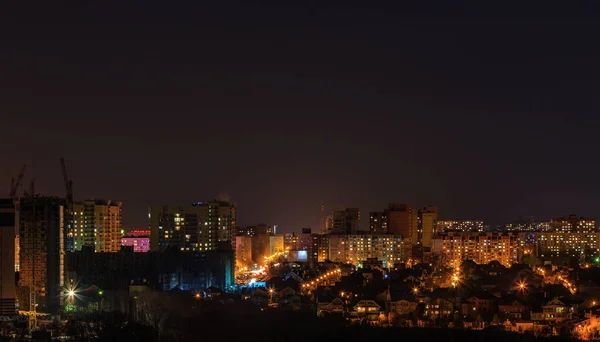 Vista de la ciudad nocturna. Casas, luces nocturnas. Ciudad de Voronezh . — Foto de Stock