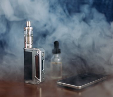 Vape aygıtları, E-Sigara vaping, sıvı şişe ve cep telefonu için 