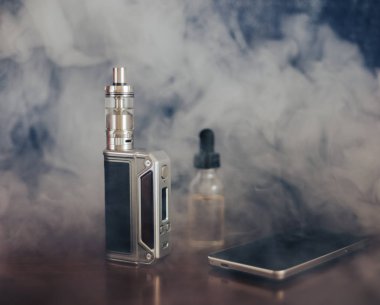Vape aygıtları, E-Sigara vaping, sıvı şişe ve cep telefonu için 