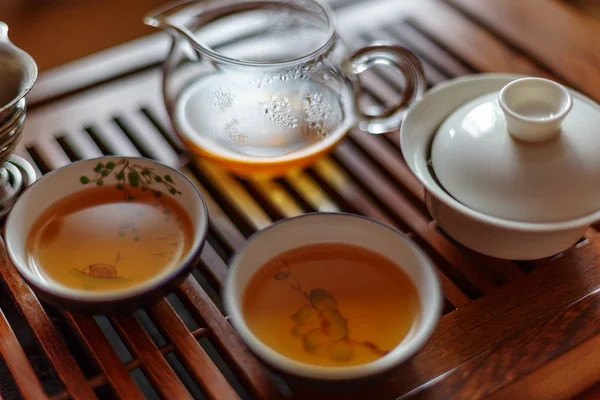 Cerimônia de chá chinês, chá puer Shen, vidro transparente, Pialats, xícara, conjunto de chá — Fotografia de Stock