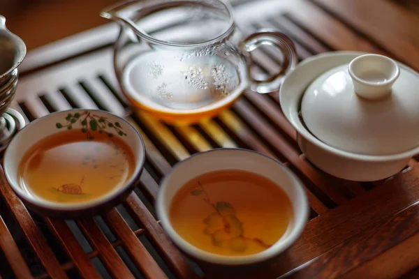 Ασιατικό σύνολο τσαγιού στο ξύλινο τραπέζι. Διοικητικό Συμβούλιο τσάι, τσάι-τραπέζι. Ασιατική παραδοσιακό πολιτισμό. — Φωτογραφία Αρχείου