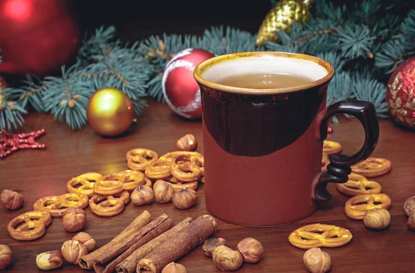 葡萄酒杯热茶饼干上装饰着松树的木制背景 — 图库照片