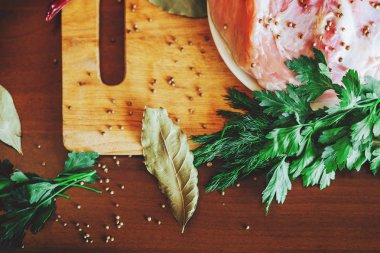 Üzerinde kesme tahtası ile yeşil sebzeler, kırmızı biber, çiğ et yakın çekim