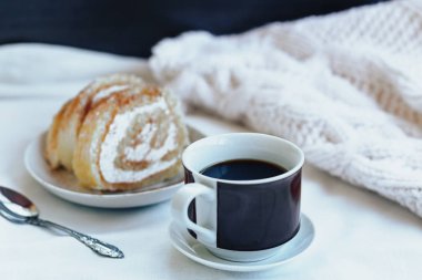 Odaya Servis Kahvaltı kahve ve kurabiye, kaşık, beyaz battaniye ile