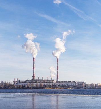 Güç istasyonu olan borular ile duman bir nehirde döktü.