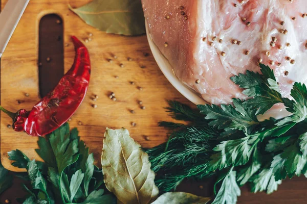 Viande crue sur planche à découper avec légumes verts, poivron rouge, laurier, épices — Photo