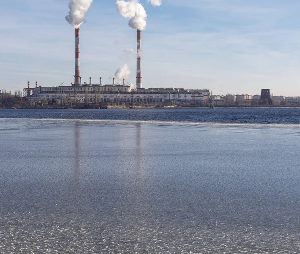 Power station dengan pipa yang menuangkan asap di sungai — Stok Foto