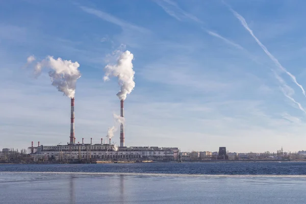 Power station dengan pipa yang menuangkan asap di sungai — Stok Foto