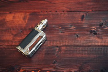 e-cig vaping ahşap bir masaya mod veya elektronik sigara