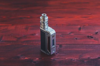 e-cig vaping ahşap bir masaya mod veya elektronik sigara